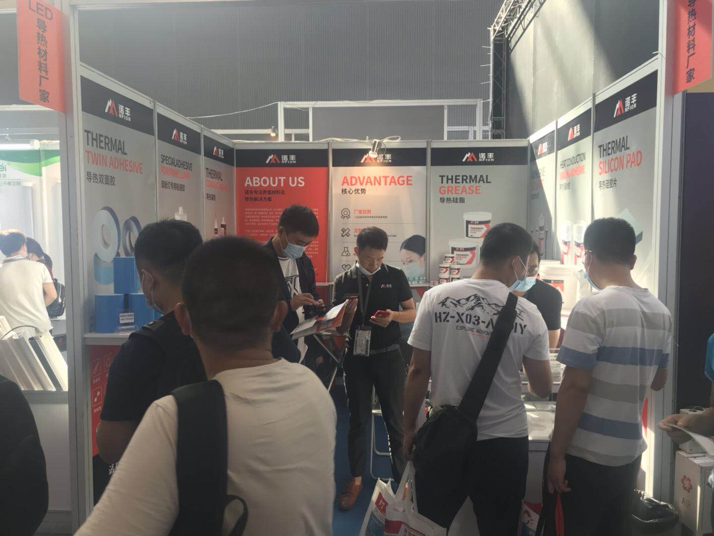 光亚展期间，客户在极悦平台展厅寻找目标导热材料