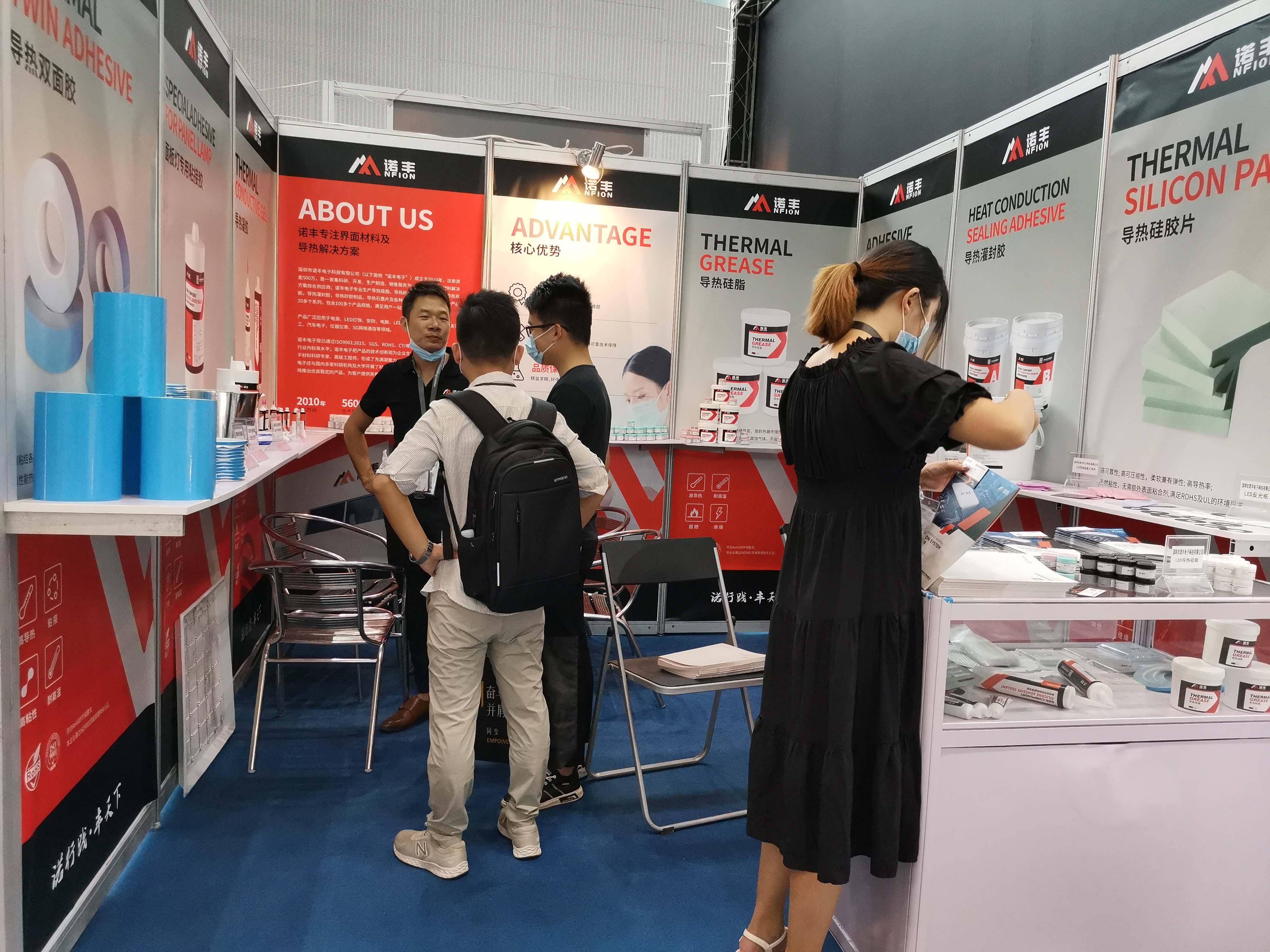 2020光亚展，极悦平台工作人员接待客户