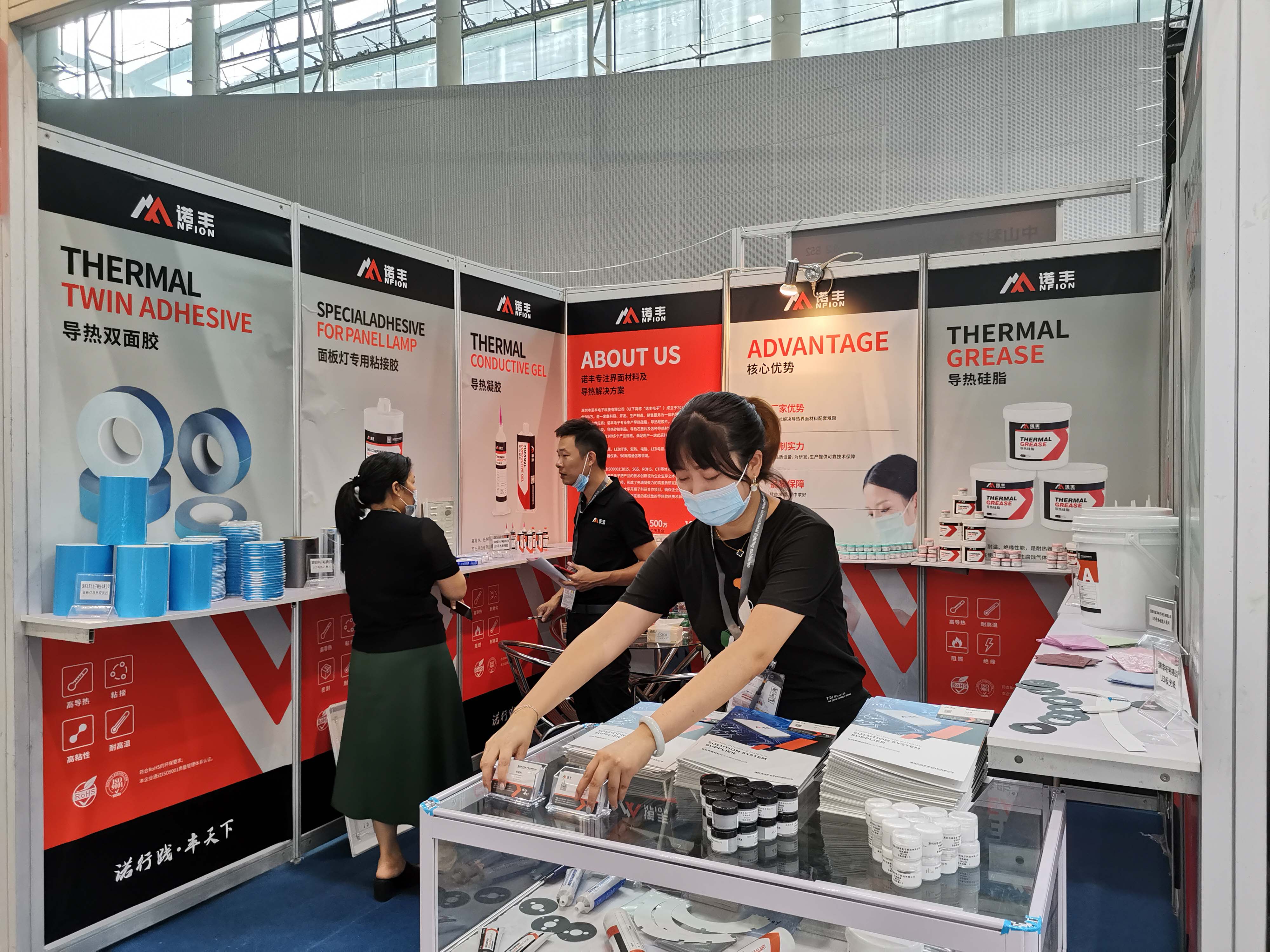 光亚展期间，极悦平台工作人员为客户解答技术问题