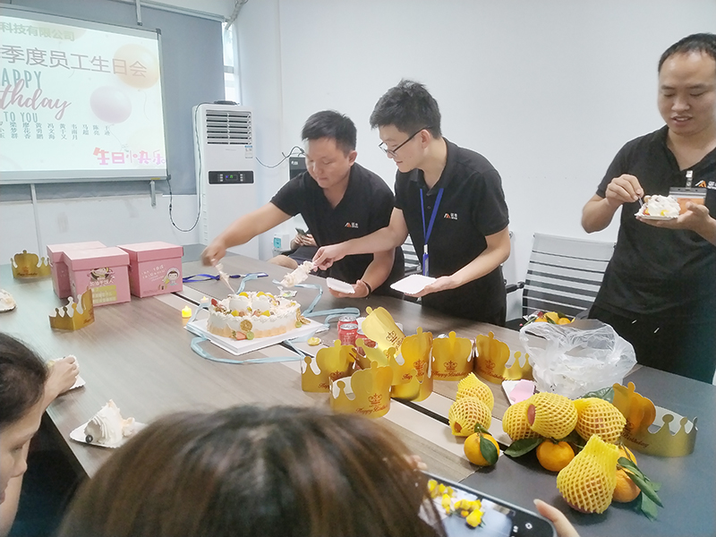极悦平台导热材料:举办员工生日会 爱心传递暖人心