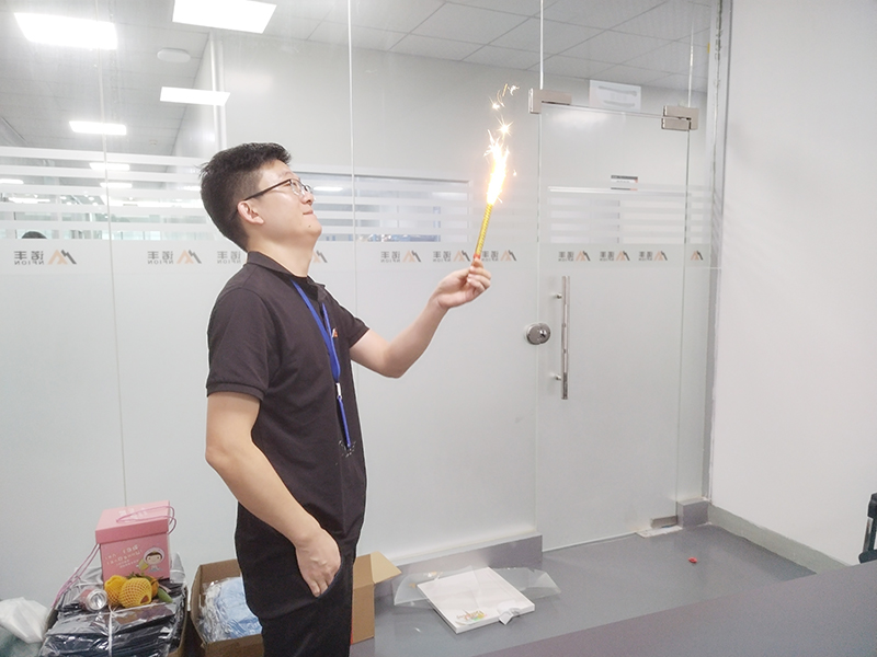 极悦平台导热材料:举办员工生日会 爱心传递暖人心