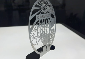 抗日战争胜利80周年纪念品激光制作过程展示